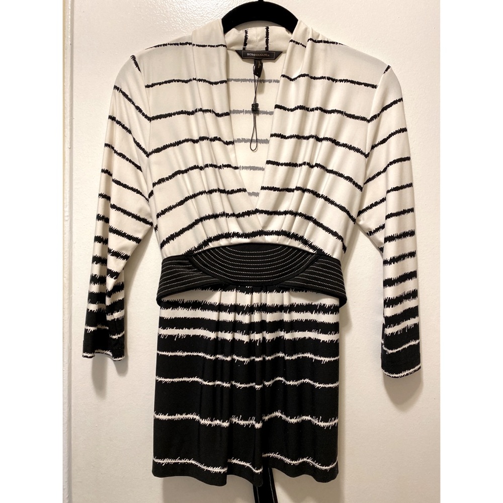 BCBGMAXAZRIA DEEP V NECK TOP S
